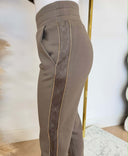 Pantalone jogger donna Guess color tortora con vita elasticizzata e dettagli laterali in strass.